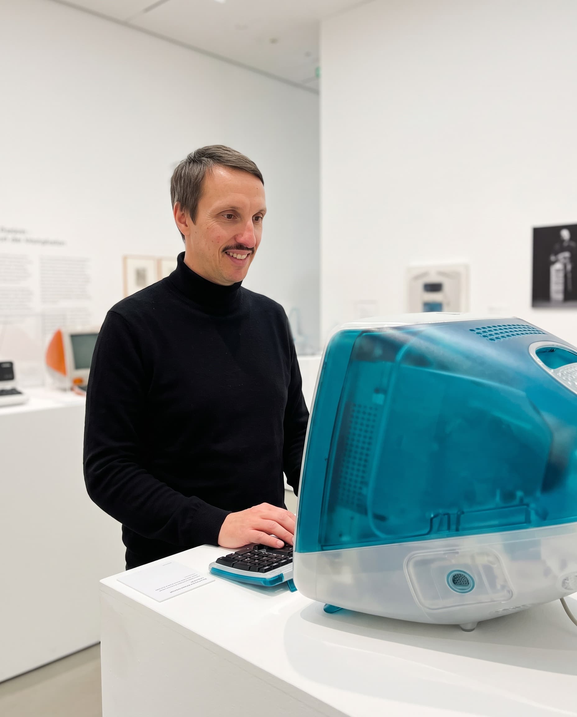 Christian bewundert einen iMac G3 in einer Design-Ausstellung